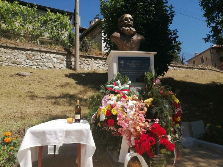Отец Аролски вече ни гледа с благия си поглед от бюст-паметник до къщата му в Хвойна