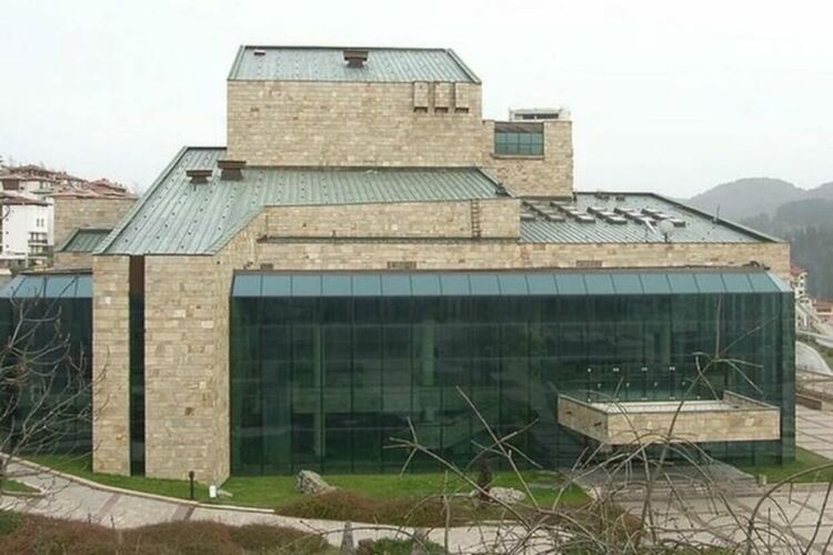 Двама чиновници са остранени заради източването на театри