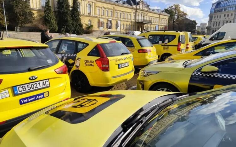Протести и Коледната миграция парализират София днес