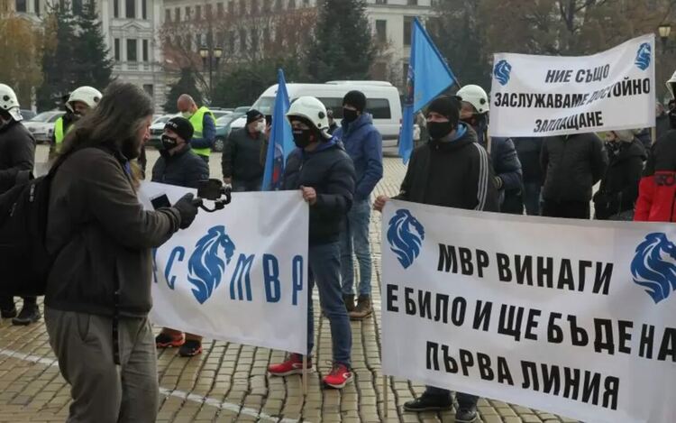 Тристранката ще спори за скока на заплатите в МВР