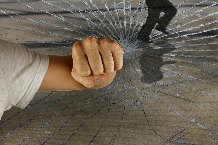  Живот в страх: Перничани се оплакват от тормоз от психично болен мъж