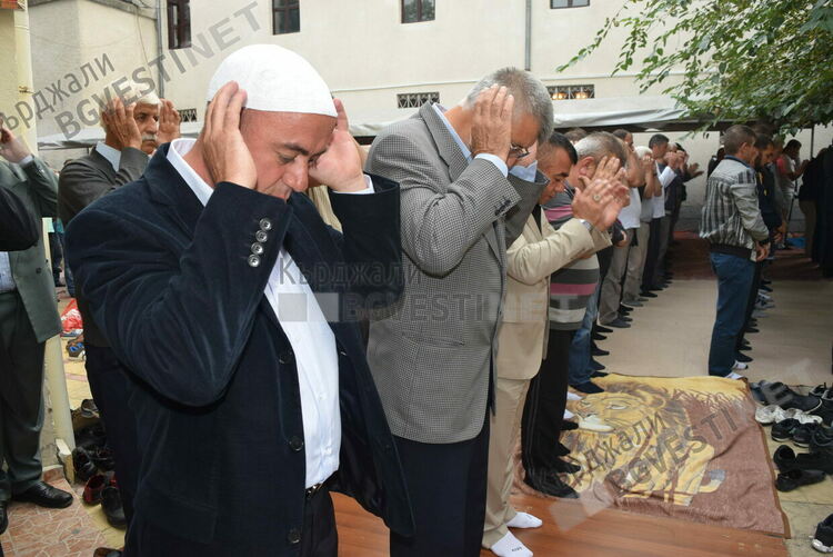   Рамазан Байрам е! Мюсюлманите в Кърджалийско искат прошка от по-възрастните