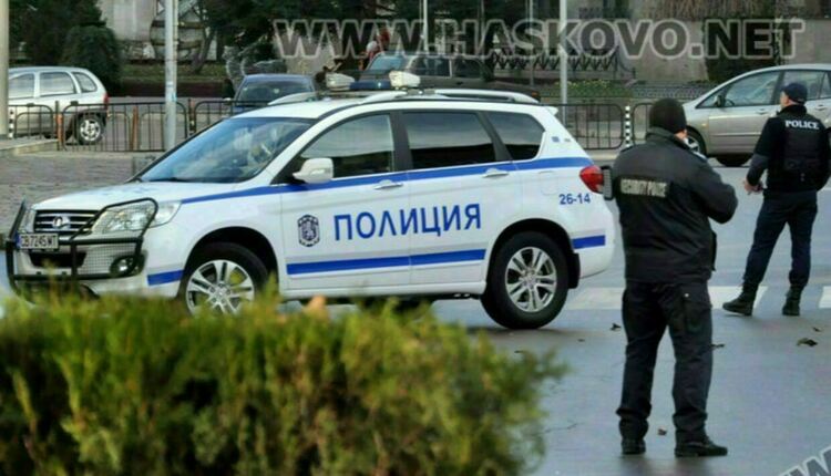 Познайник на полицията ограби жена, докато я упътва към адрес