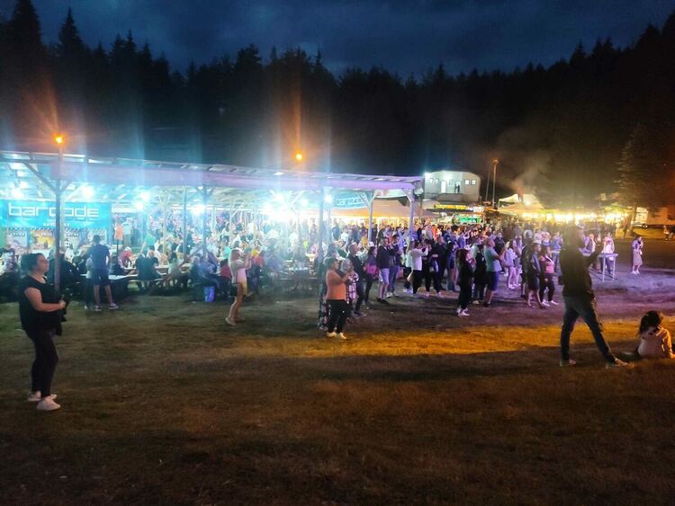 Доспат очаква хиляди за празника си, на сцената се качват Анелия и Тони Стораро