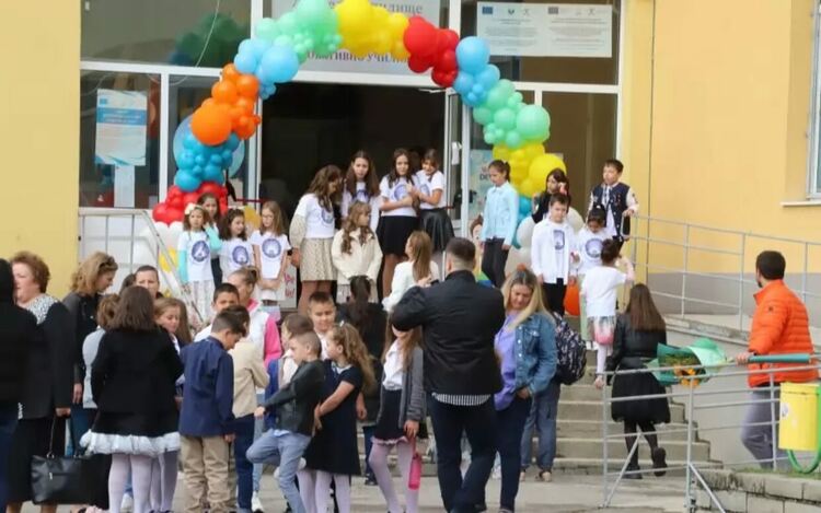 Новата учебна година започва за 716 000 деца
