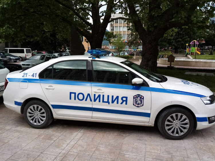 Задържаха мъж, стрелял пиян с пушка от терасата си