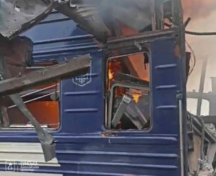 Руски дронове удариха пътнически влак в Украйна