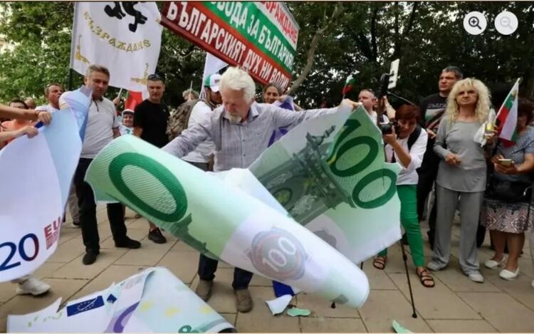 МФ се изложи гръмовно с пиар поръчка за еврото