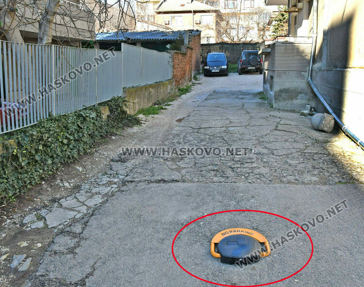 Криза за паркоместа в Хасково – блокове си заграждат дворовете със скоби и бариери