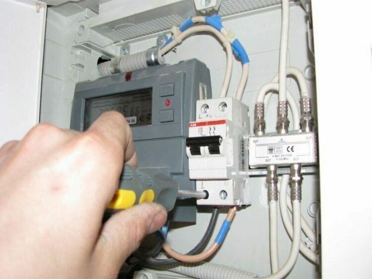 Мистерия с високите сметки за ток за януари: сигнали има, но само в мрежата