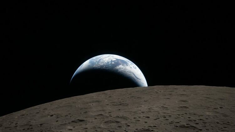 НАСА публикува първите снимки на обратната страна на Луната