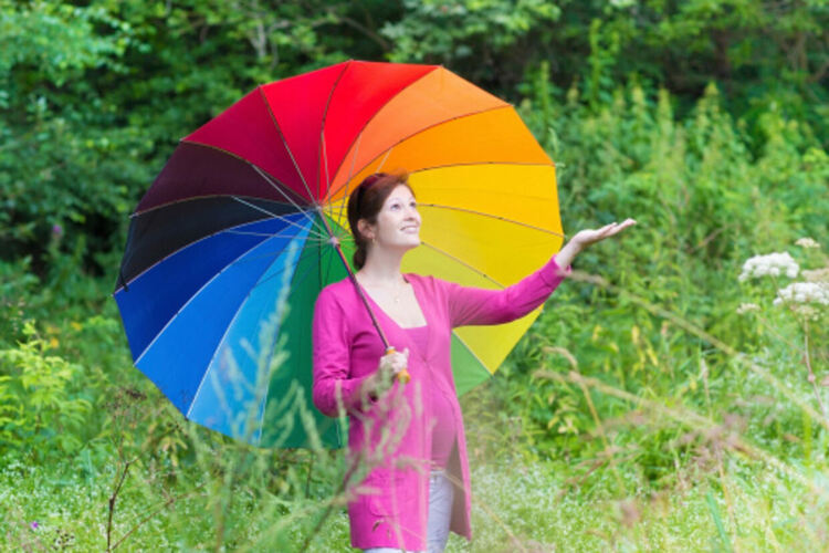 Слънце, облаци и дъжд на места в следобедните часове