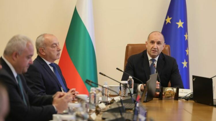 Радев опроверга своите: Нито цент няма да се отнеме от пенсионерите. Майчинството не е тема