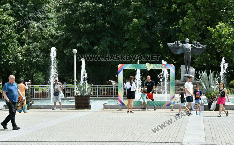 Слънчево и горещо, повече облаци следобед