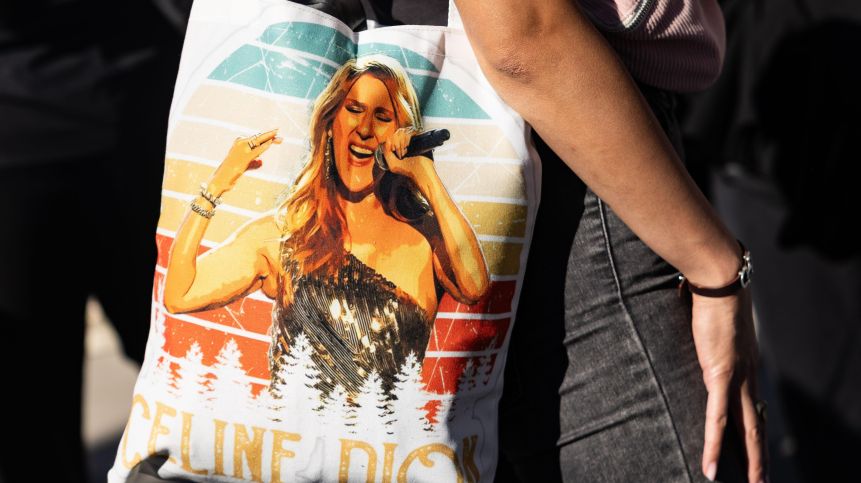 Celine Dion не успя да сдържи сълзите си на сцената в Париж