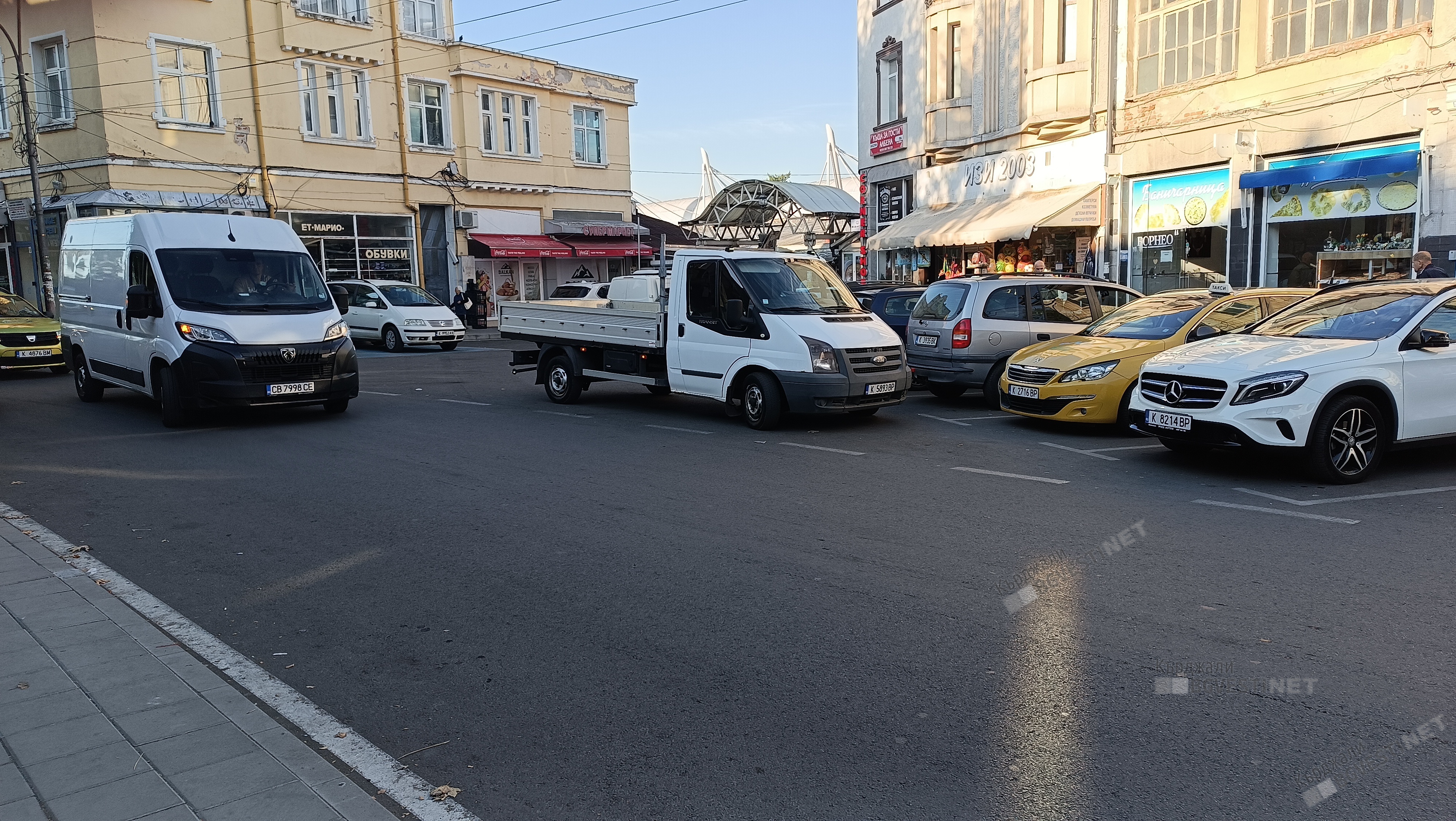 Клиенти на Пазара на производителите се отказват от пазаруване поради липса на места за паркиране