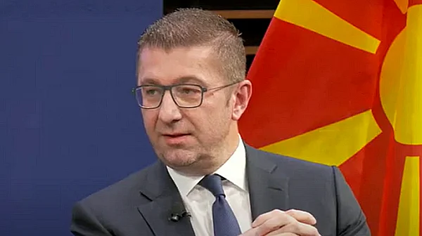 Мицкоски клекна, готов за преговори с България при едно условие