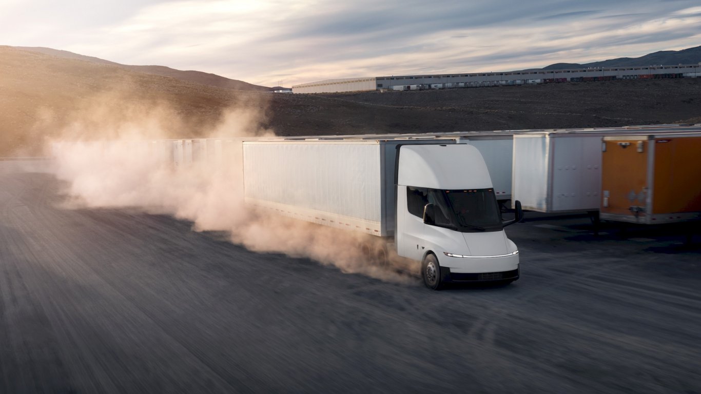 Tesla започна серийното производство на електрическия Semi