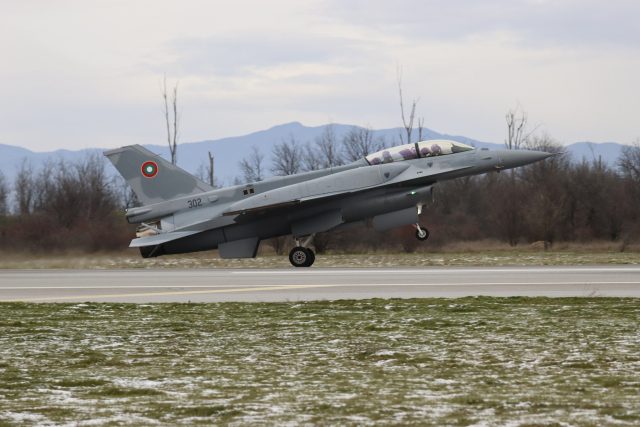 България ще може да ремонтира частично изтребители F-16