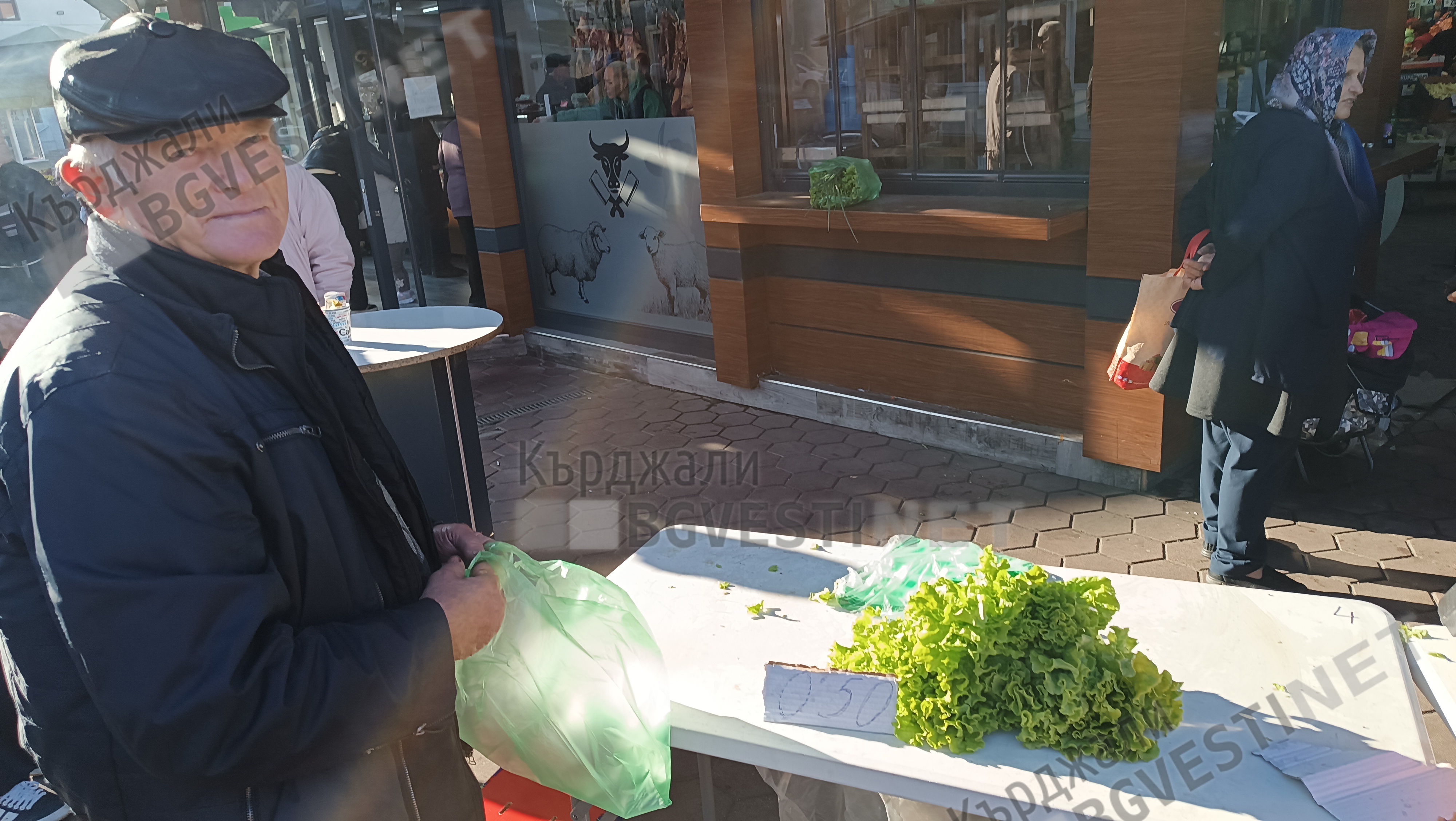 Старец от село скри топката на търговците на Пазара в Кърджали,продаде си марулите за 15 минути