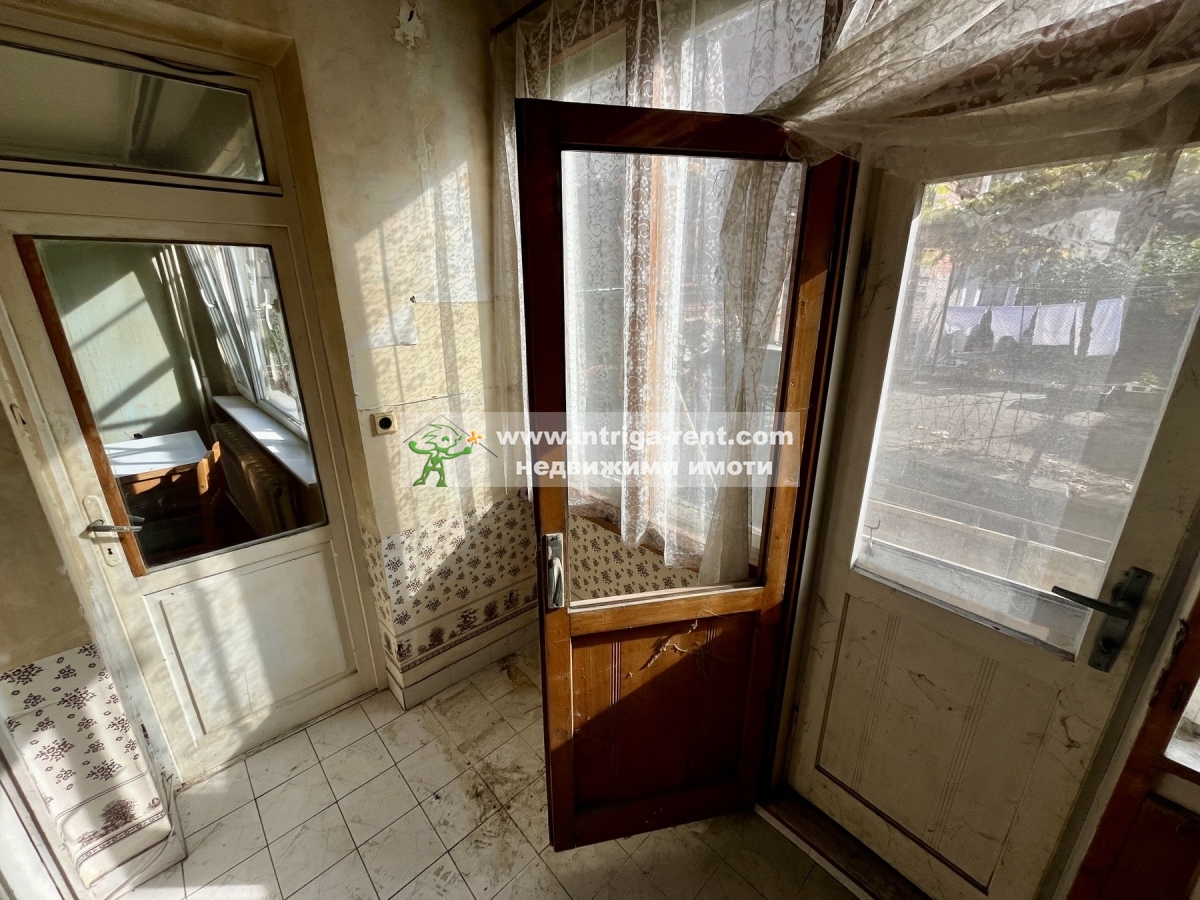 №4140 Едностаен тухлен апартамент-старо строителство за продажба в кв. Училищни, Хасково!