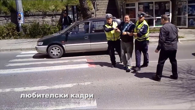 Мъж седна по средата на главен булевард в Смолян, стачкува заради мизерията в България