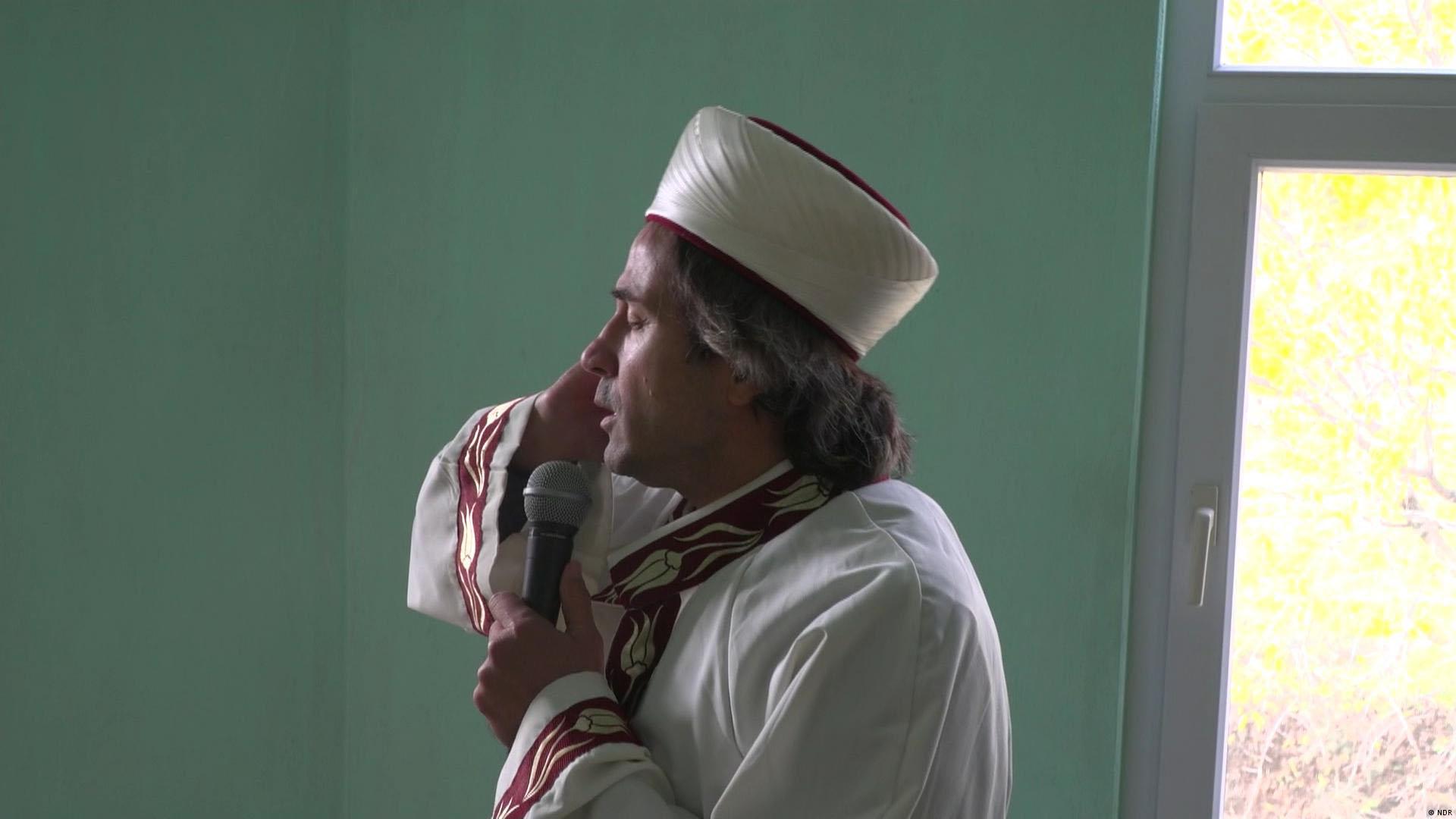 Скандал в Турция: имам свири рок