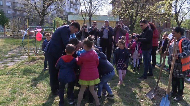 Кметът Иво Димов и директорът на „Държавно горско стопанство“ Хасково засадиха дръвчета в двора на детска градина „8 март“